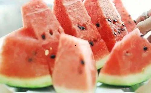 50岁吃瓜大妈,50岁吃瓜大妈的欢乐生活